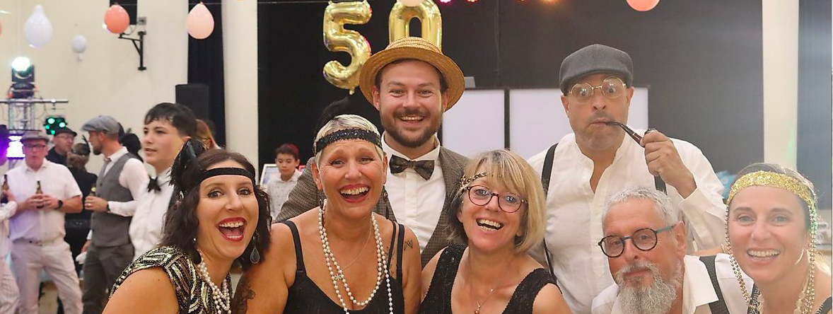 Invités souriants lors d’un événement avec Bessin Photobooth